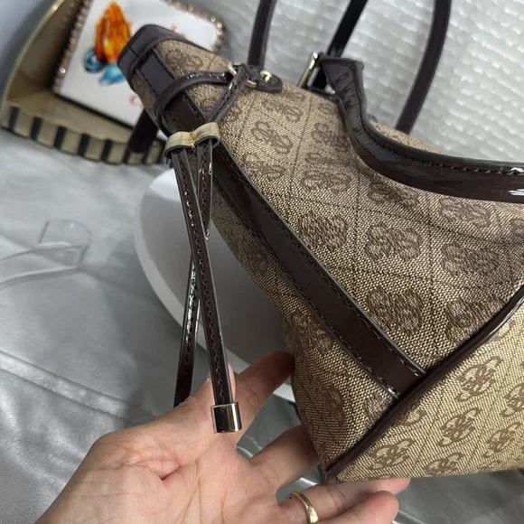 (Q0) GUESS Scandal Satchel Medium Tote, logo print - Picture 7 of 16